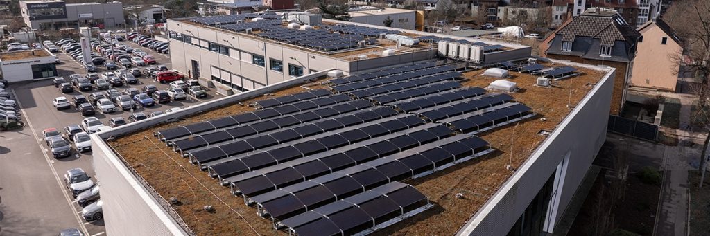 217 kWp Photovoltaikanlage auf einem Autohaus in Düsseldorf.